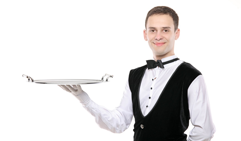 Мужчина официант с подносом в руках на белом фоне