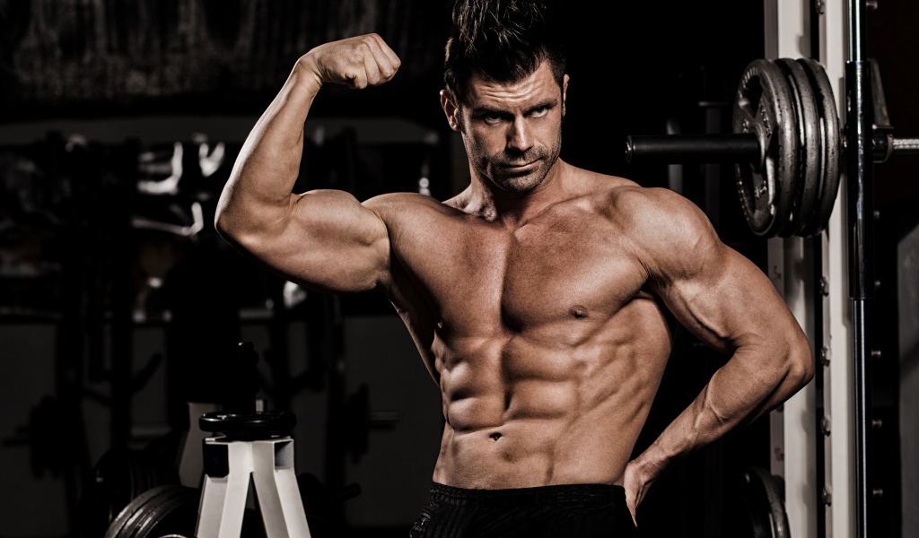 Накаченный мужчина в спортзале 