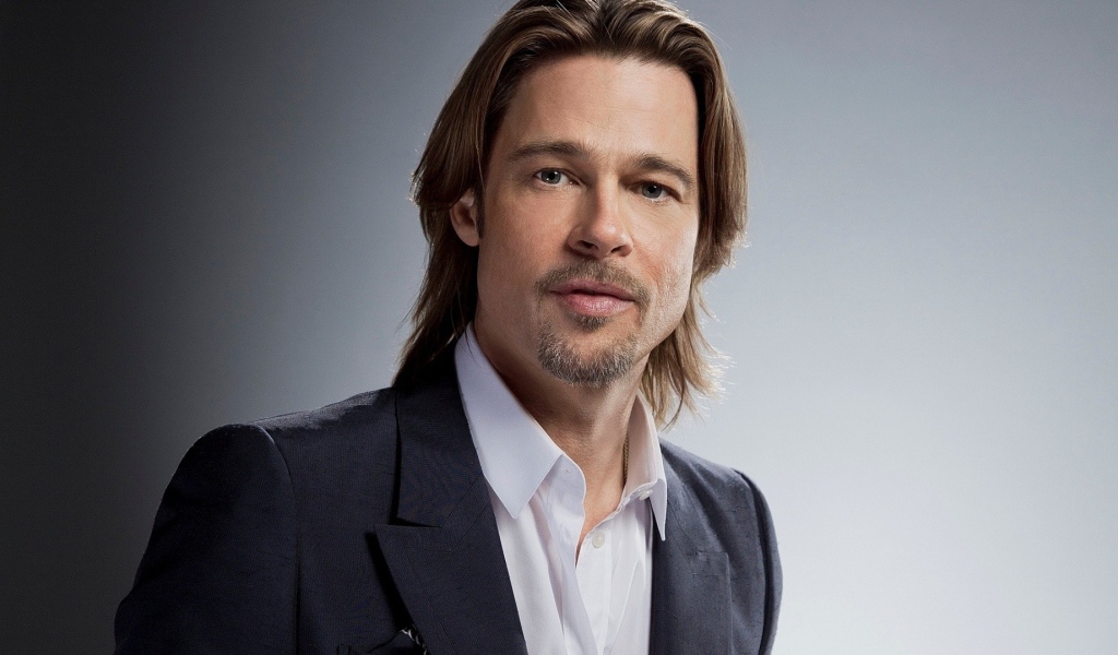 Актер Брэд Питт в костюме на сером фоне