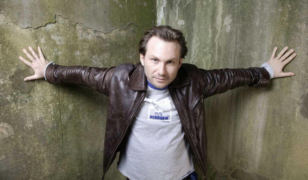 Актер Кристиан Слэйтер в куртке в старой комнате