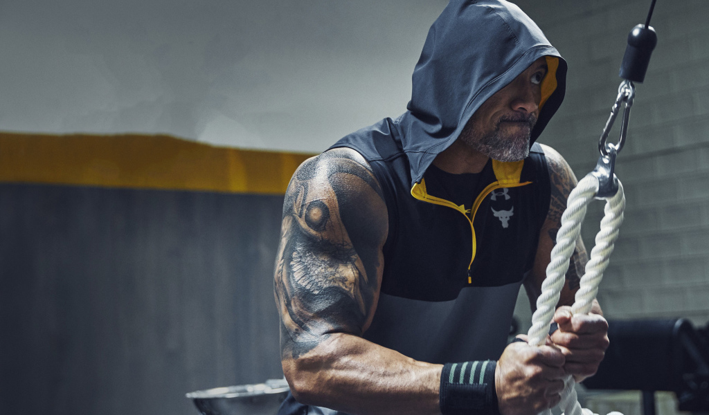 Актер Дуэйн Джонсон занимается в спортзале 