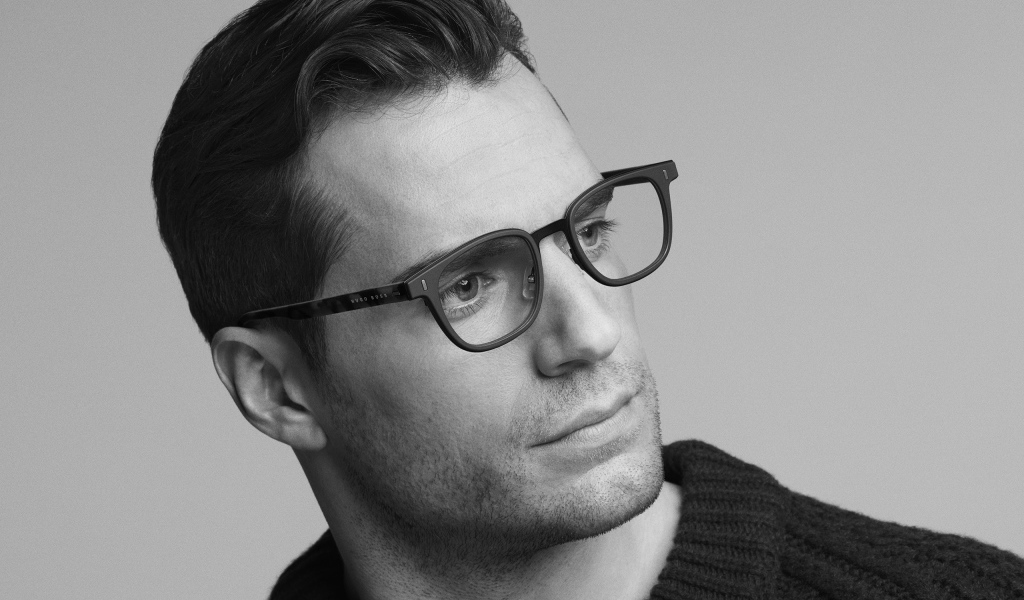 Актер Генри Кавилл в очках черно белое фото 