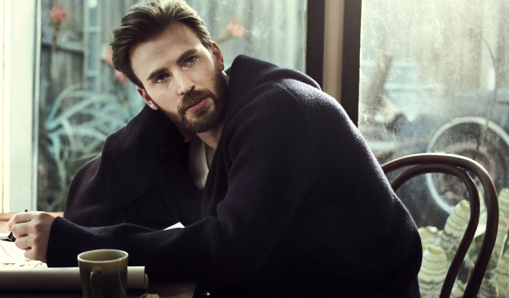 Американский актер Крис Эванс в черном свитере