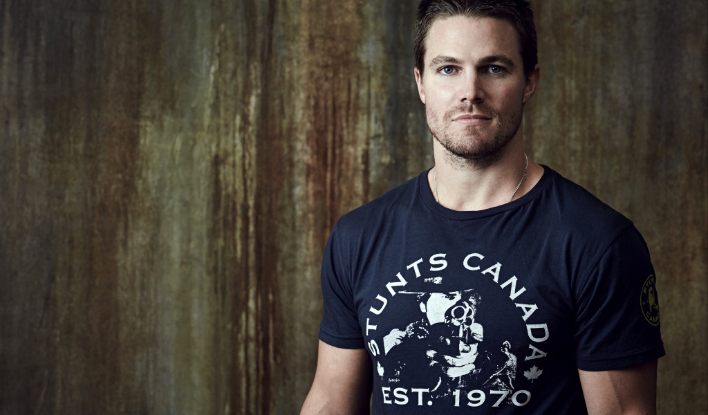 Голубоглазый мужчина актер Стивен Амелл