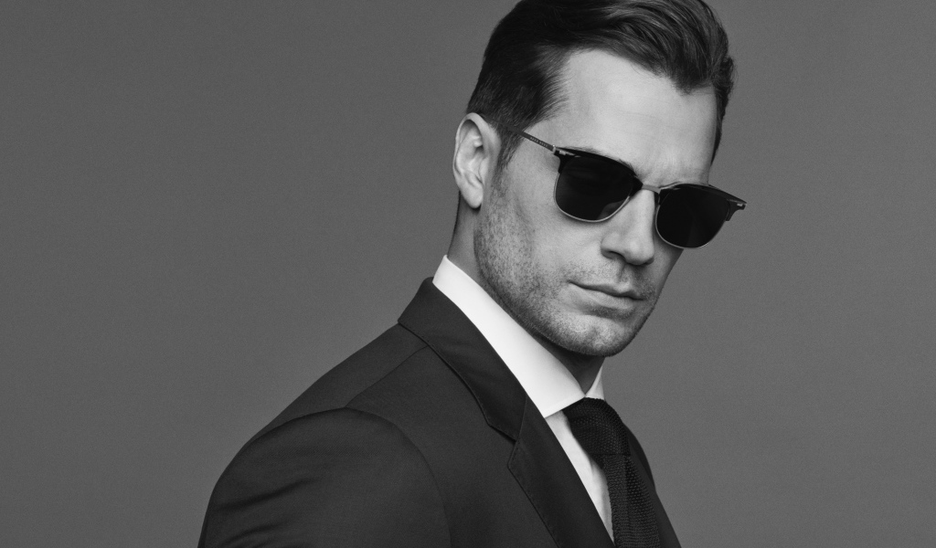 Английский актер Генри Кавилл в черных очках, черно белое фото 