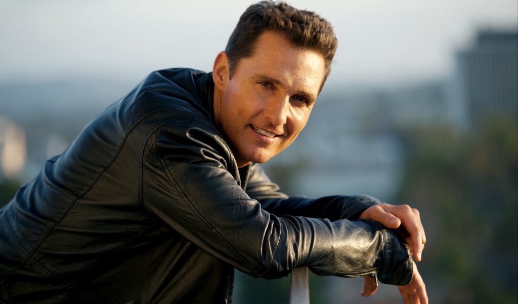 Красивый популярный актер Мэттью Макконахи в черной куртке 