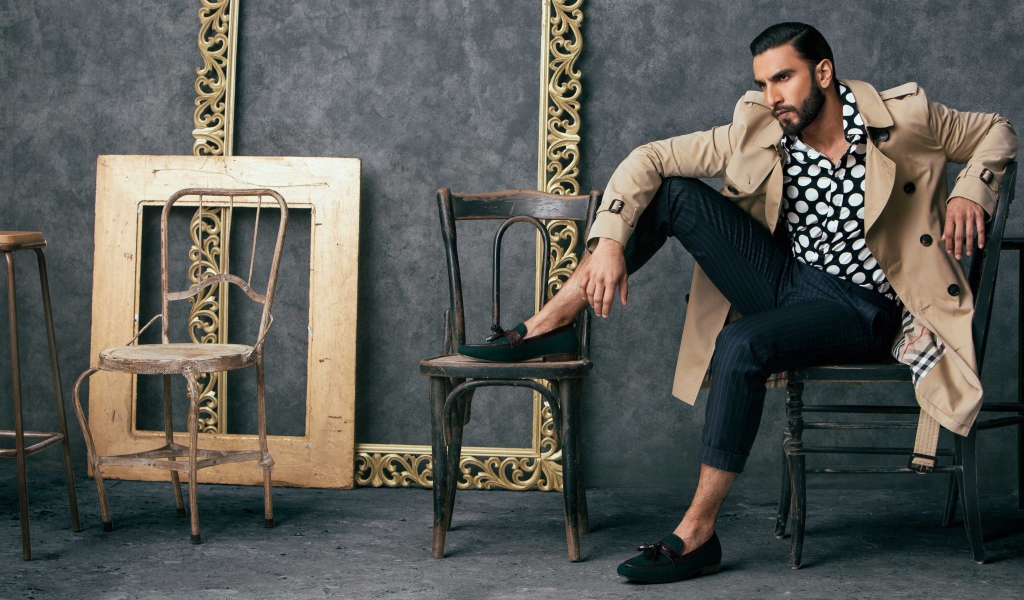 Индийский актер Ранвир Сингх сидит на стуле