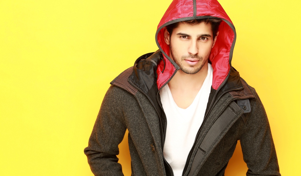 Индийский актер Сидхарт Мальхотра фото на желтом фоне