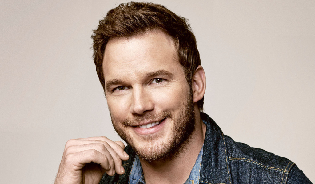 Популярный актер Крис Прэтт улыбается 