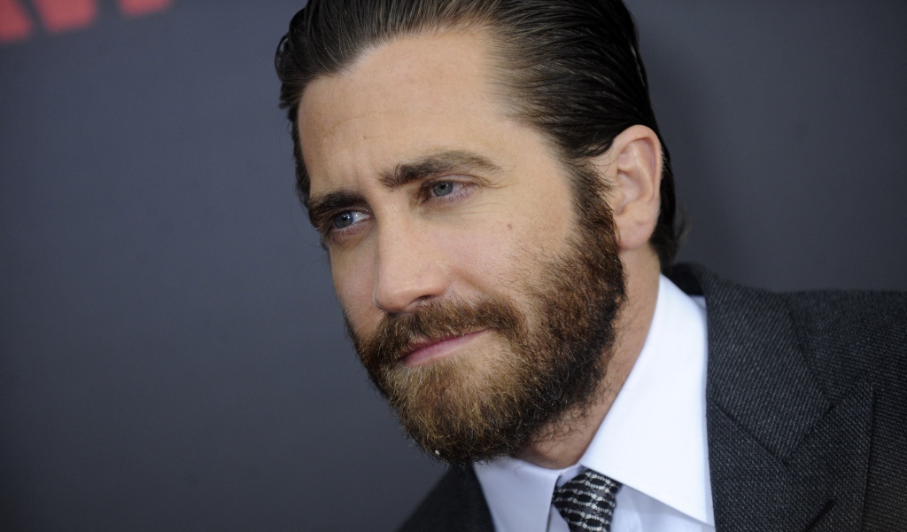 Популярный актер Джейк Джилленхол в костюме