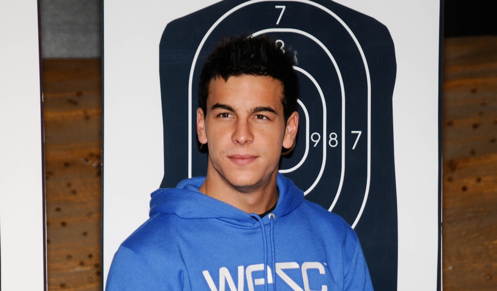 Популярный актер Марио Касас на фоне мишени