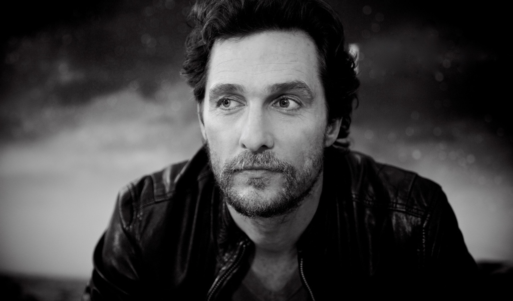 Популярный актер Мэттью Макконахи черно белое фото 