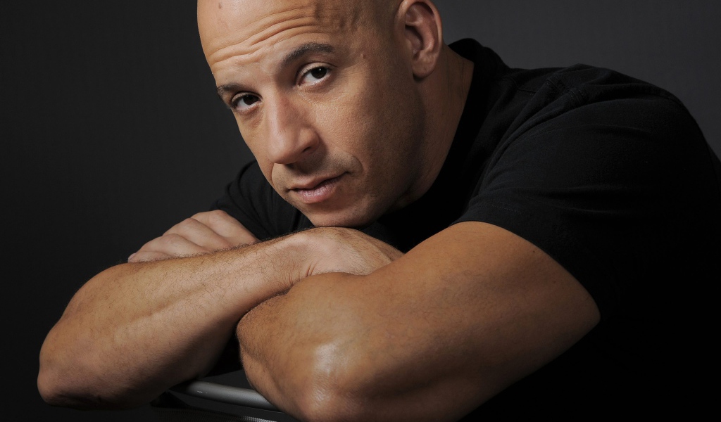 Популярный  актер Вин Дизель в черной майке