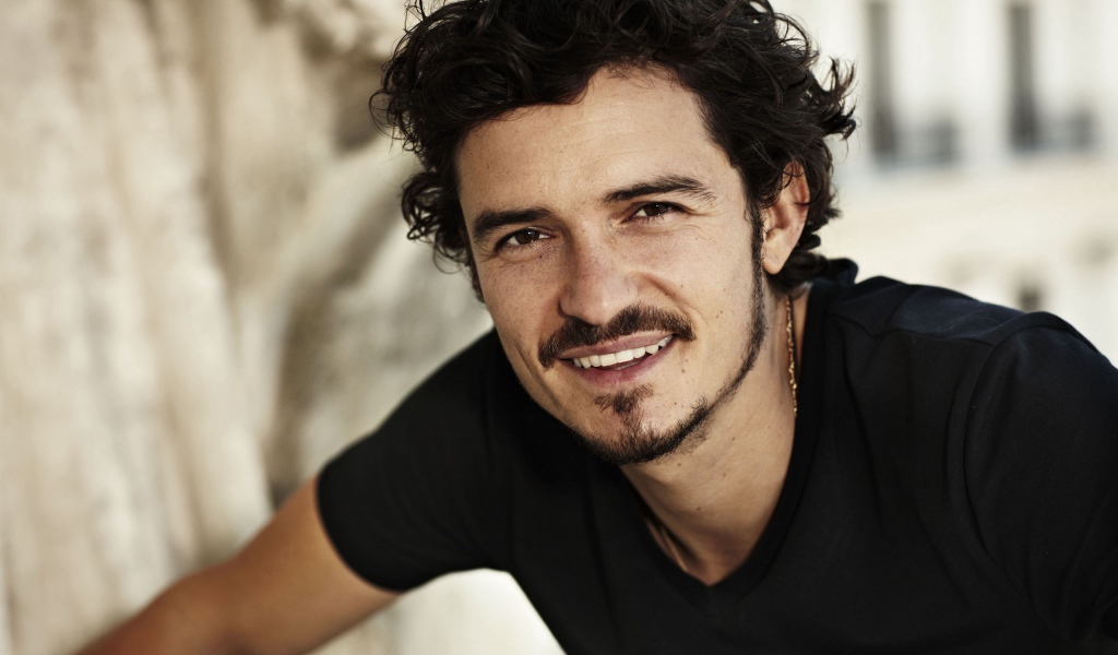 Улыбающийся мужчина, красивый популярный актер Орландо Блум