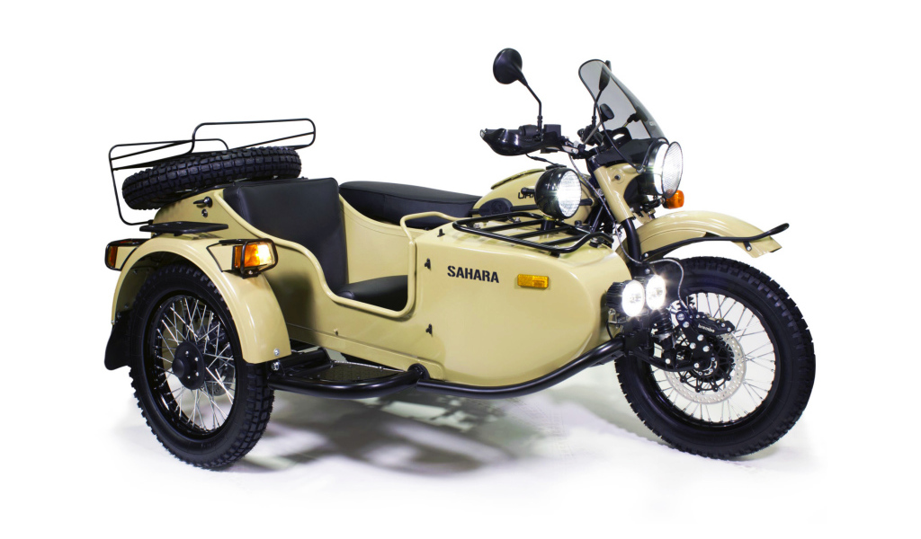 Тяжелый мотоцикл Ural Gear Up Sahara на белом фоне