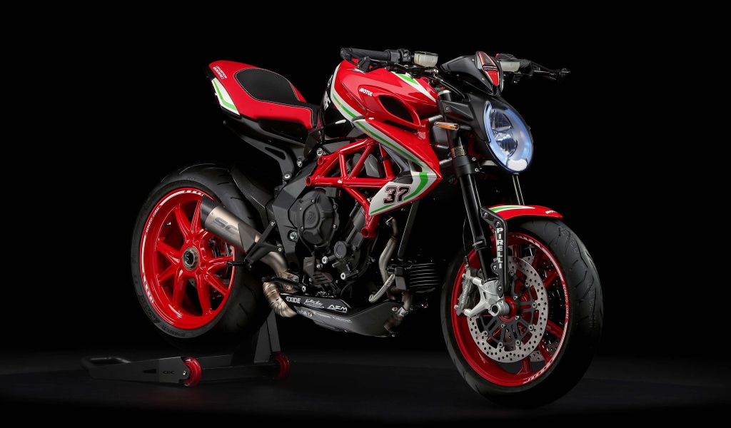 Мотоцикл  Agusta Dragster 800 RC, 2019 года на черном фоне