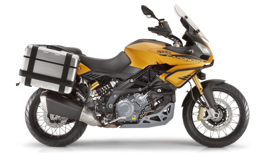 Мотоцикл Aprilia на белом фоне