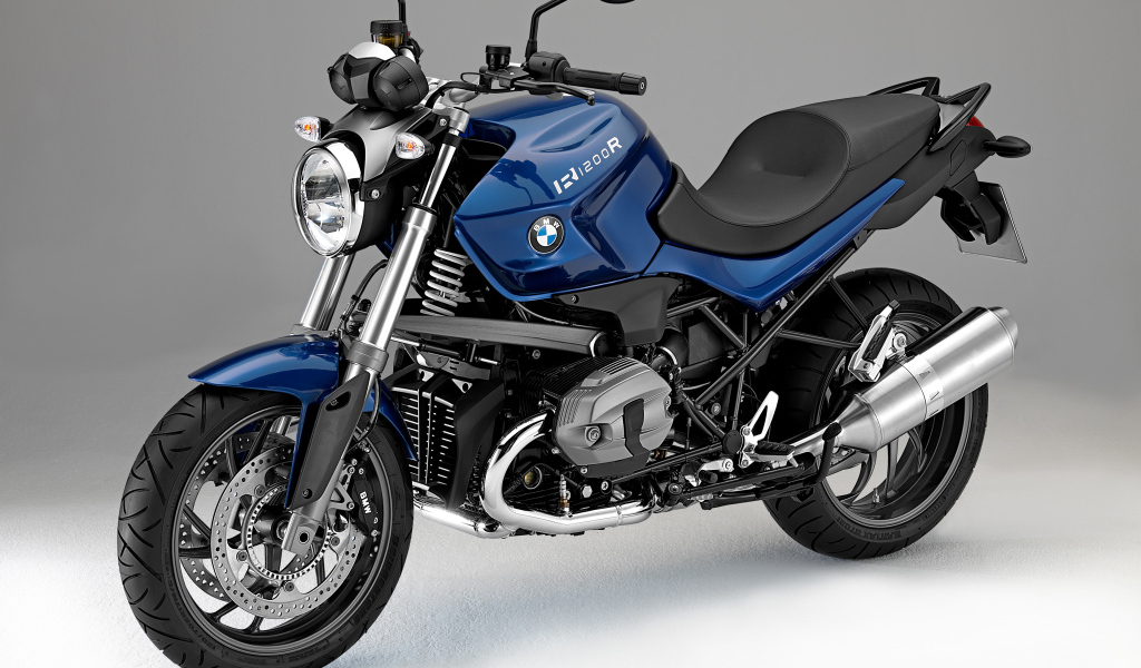 Синий мотоцикл BMW R1200R на сером фоне