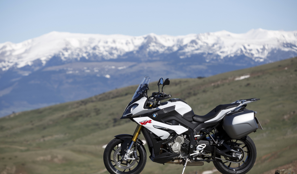 Мотоцикл BMW S1000 XR на фоне заснеженных гор 