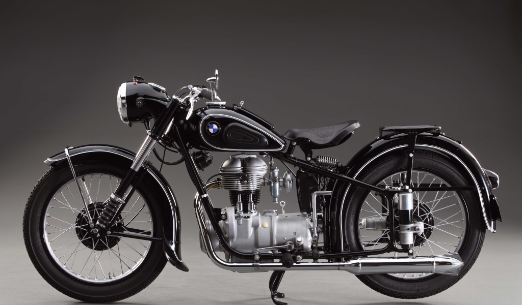 Мотоцикл BMW на сером фоне 