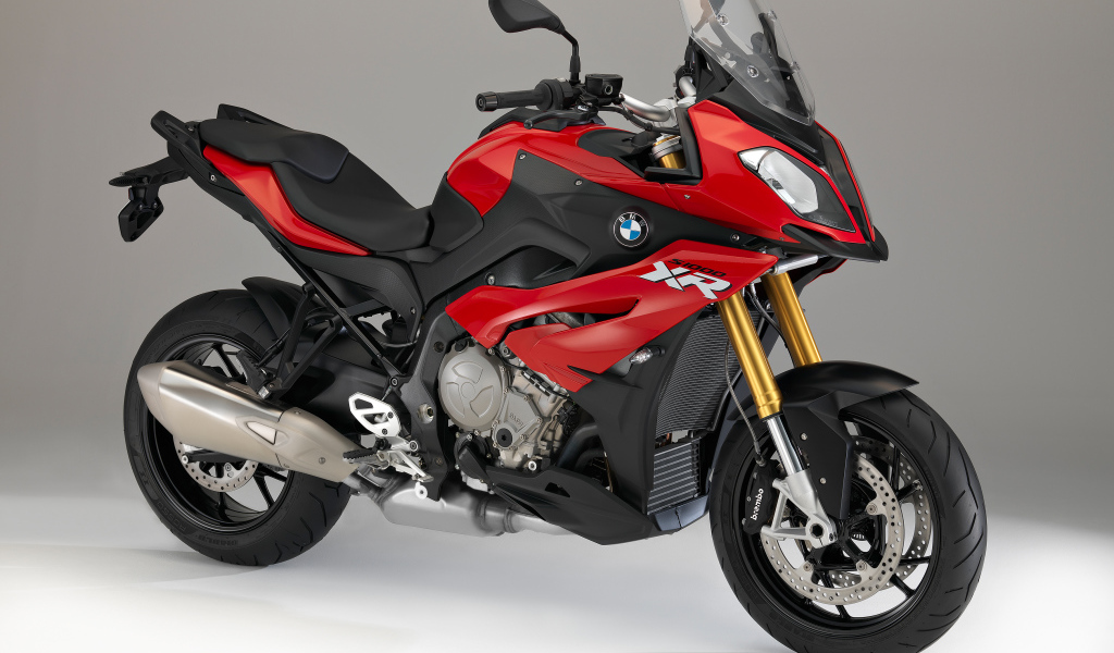 Красный мотоцикл BMW S1000 XR на сером фоне