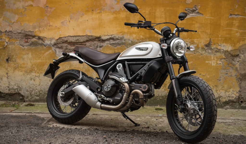 Быстрый мотоцикл Ducati Scrambler