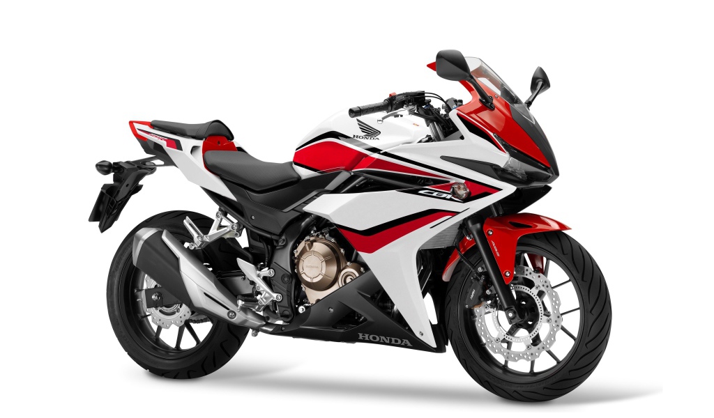 Мотоцикл Honda CBR500R на белом фоне