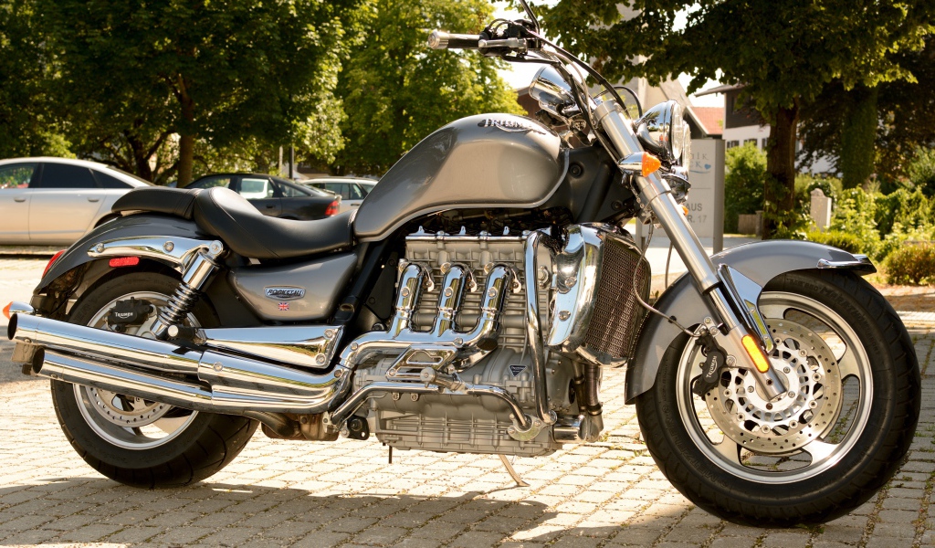 Красивый большой мотоцикл Triumph Rocket III