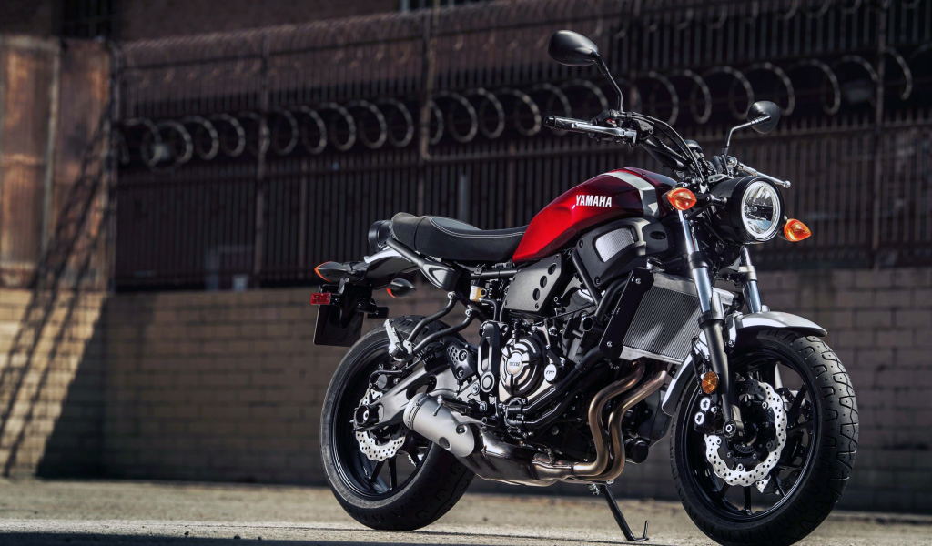 Большой мотоцикл Yamaha XSR700