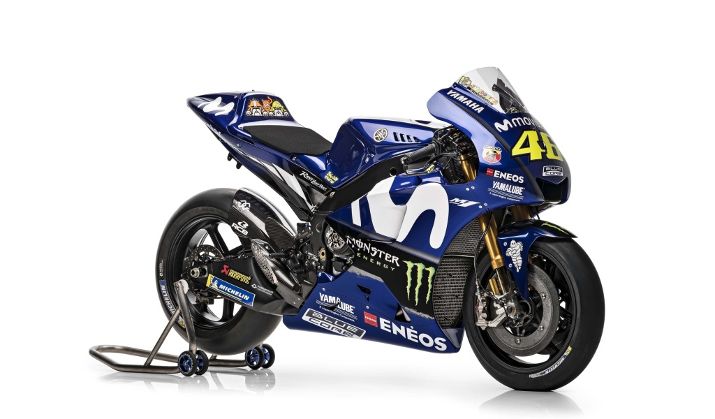 Синий мотоцикл Yamaha YZR-M1 Movistar, 2018 на белом фоне