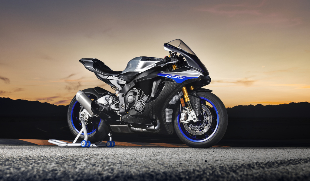 Мотоцикл Yamaha YZF-R1M, 2018 на фоне заката