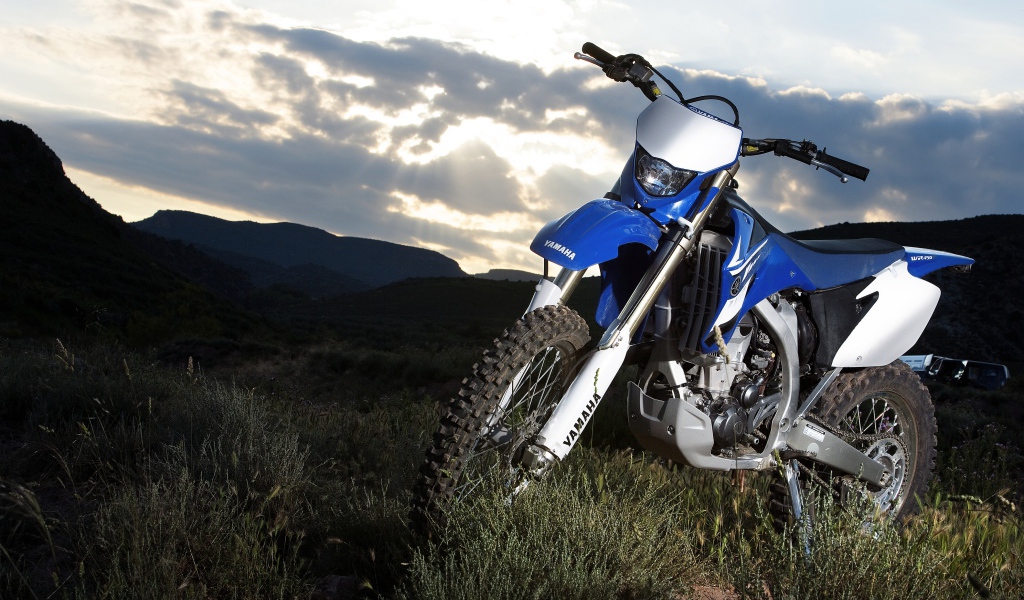 Мотоцикл Yamaha на траве в горах 