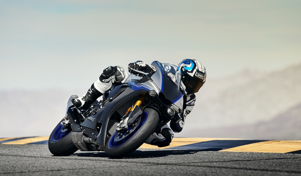 Мотогонщик на трассе на мотоцикле Yamaha YZF-R1M, 2018
