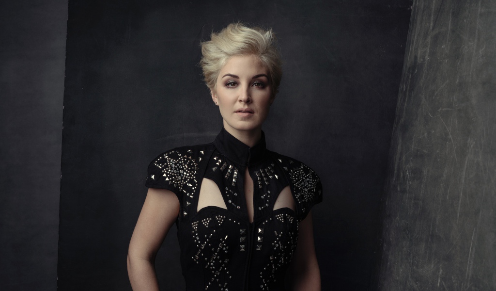 Американская кантри певица Мэгги Роуз в красивом платье 