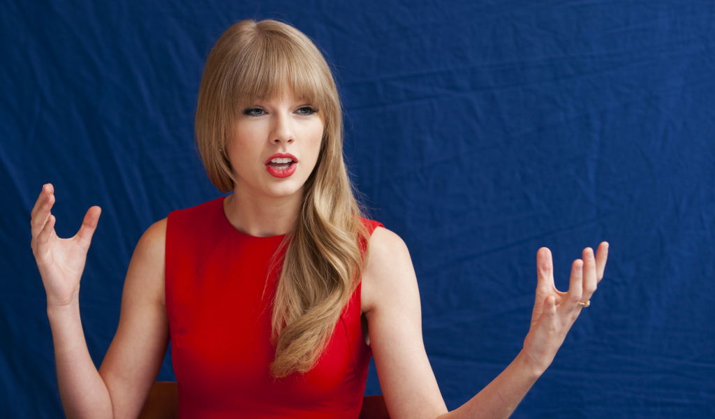 Американская кантри исполнительница Тейлор Свифт в красном платье