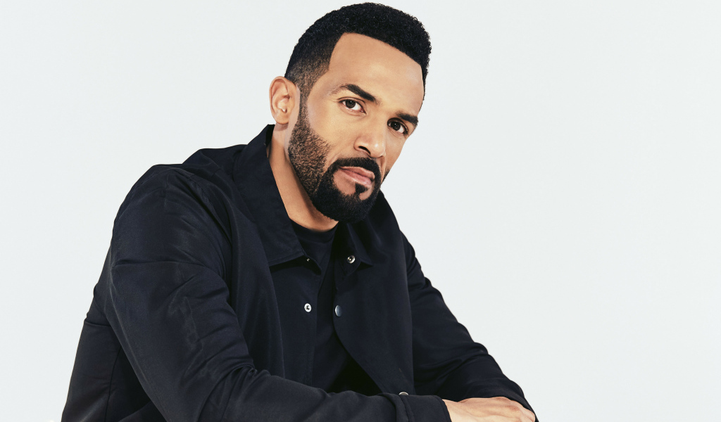 Британский певец Крейг Дэвид в черной куртке