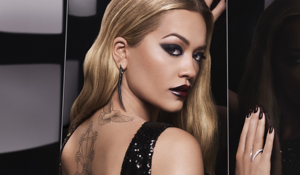 Британская певица Рита Ора с ярким макияжем