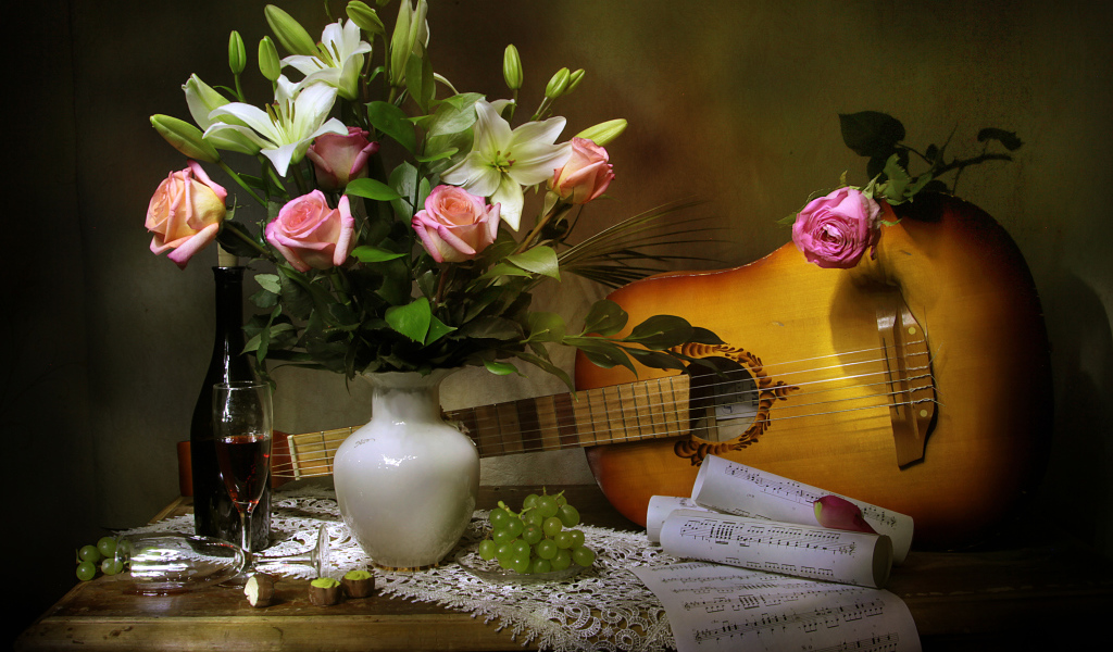 Гитара на столе с букетом и вином 