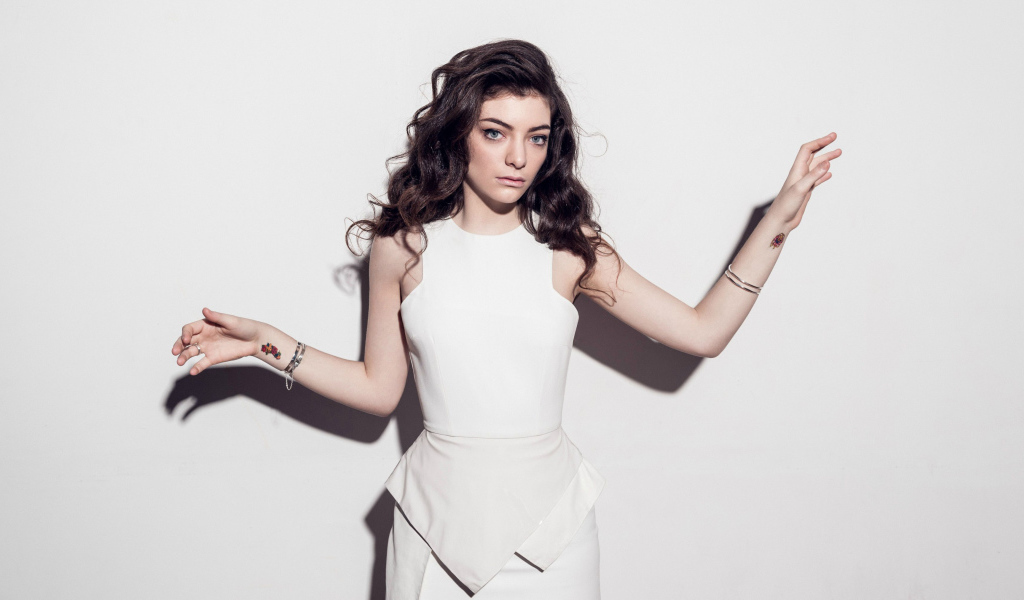 Новозеландская певица Лорд в белом платье