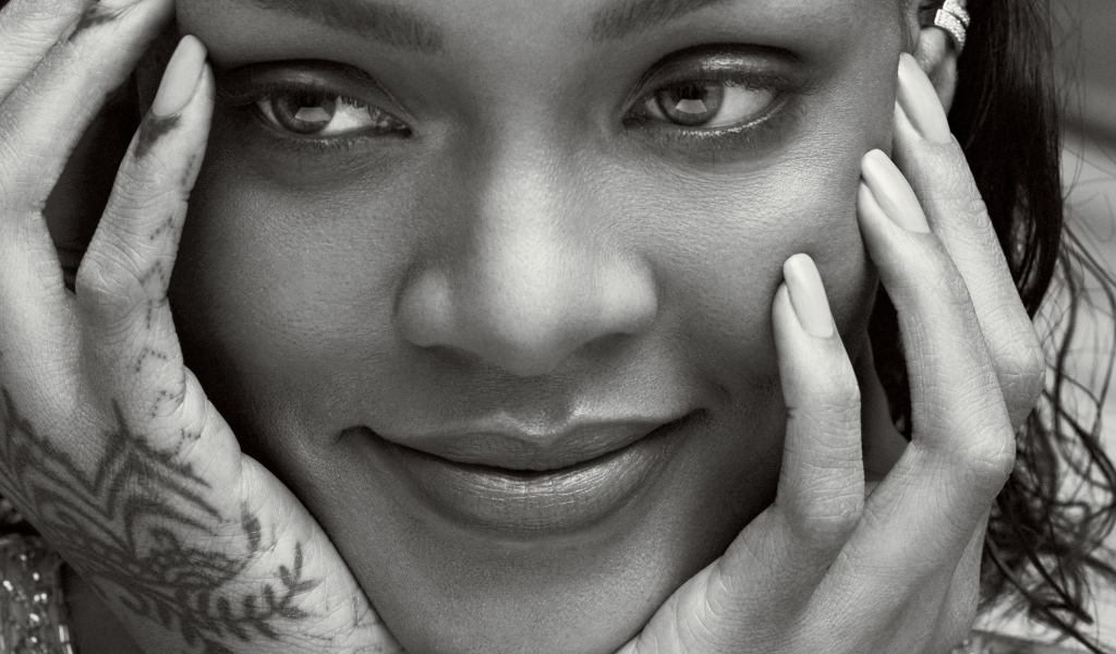 Популярная исполнительница Рианна,  черно-белое фото