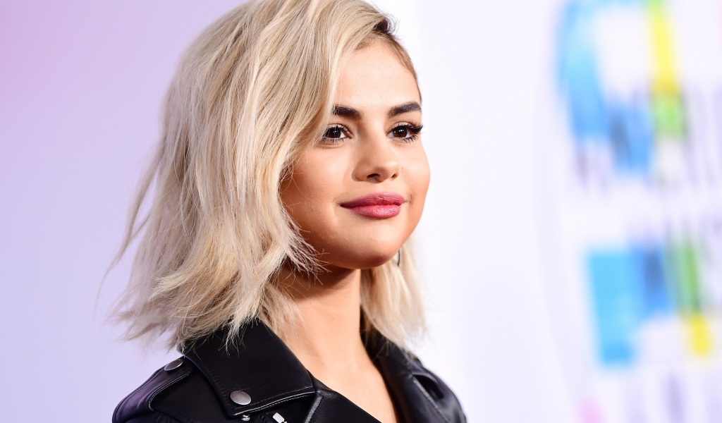 Популярная певица Селена Гомес блондинка