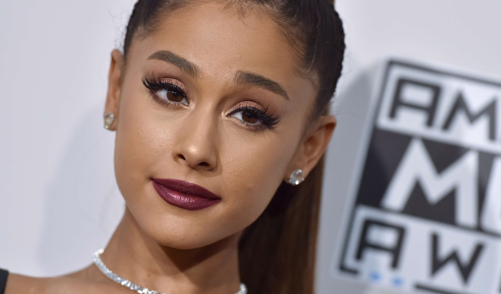 Певица Ариана Гранде лицо крупным планом