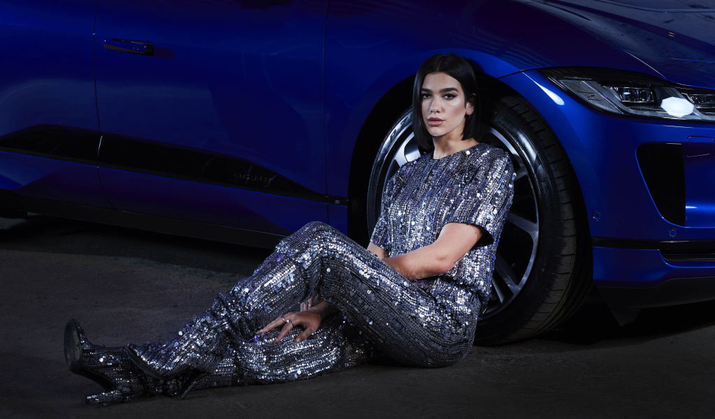 Певица Дуа Липа в блестящем костюме у машины