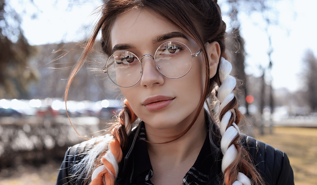 Певица Дуа Липа в очках