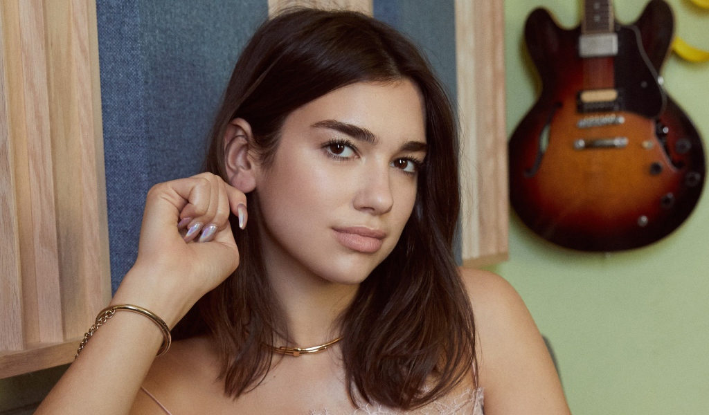 Певица Дуа Липа с гитарой на стене