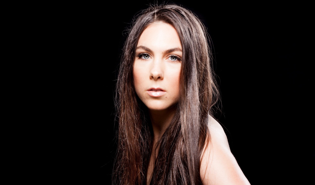 Певица Элиз Рюд фото на черном фоне