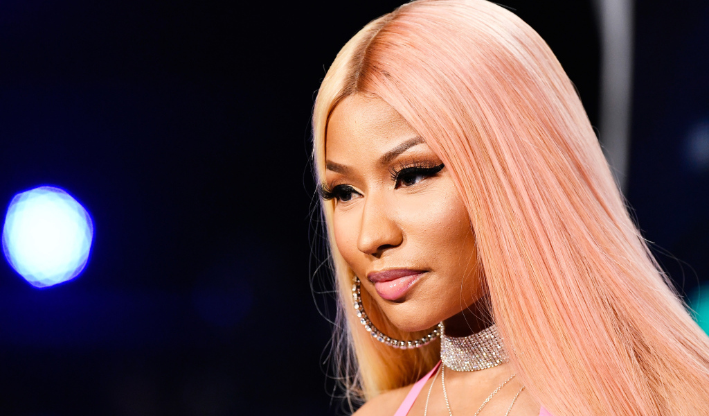 Певица Ники Минаж с розовыми волосами 