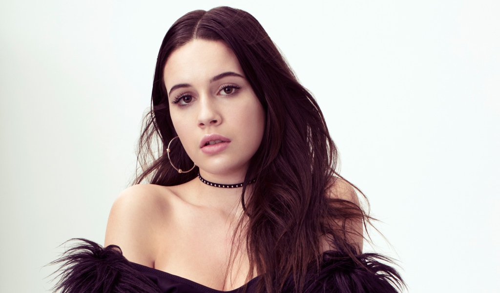 Американская певица Беа Миллер на белом фоне