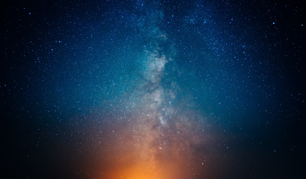 Красивый млечный путь в ночном небе 