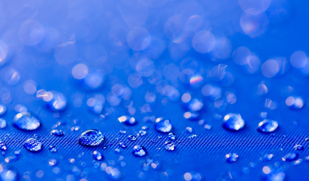 Много капель воды на синем фоне